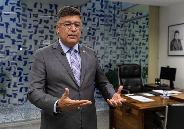 O senador Carlos Viana é o autor do projeto