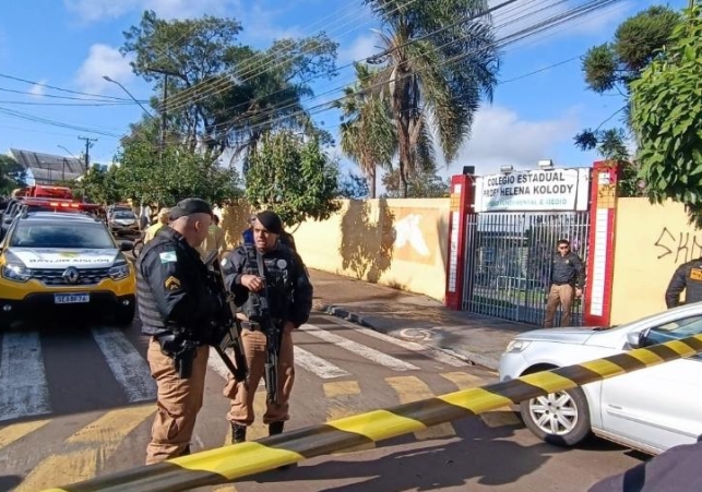 policiais-em-frente-a-escola-estadual-professora-helena-kolody-em-cambe-pr-apos-ataque-a-tiros-1687182669871_v2_900x506